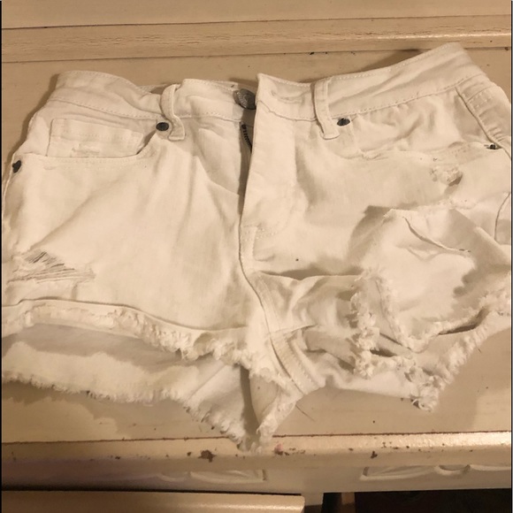 White Aeropostale ripped shorts - Picture 1 of 1